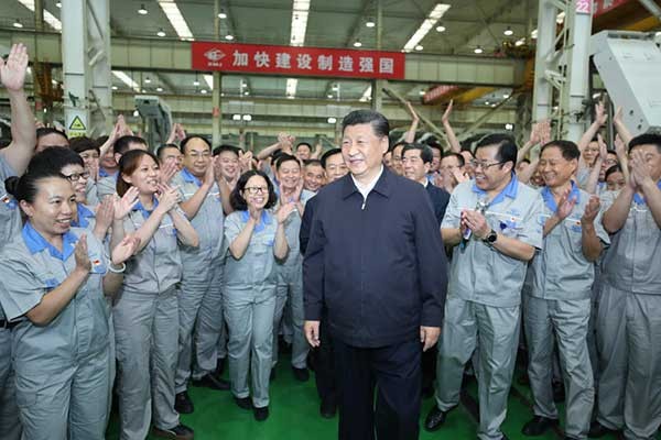 跟着党的脚步走 习近平：一定要把我国制造业搞上去。