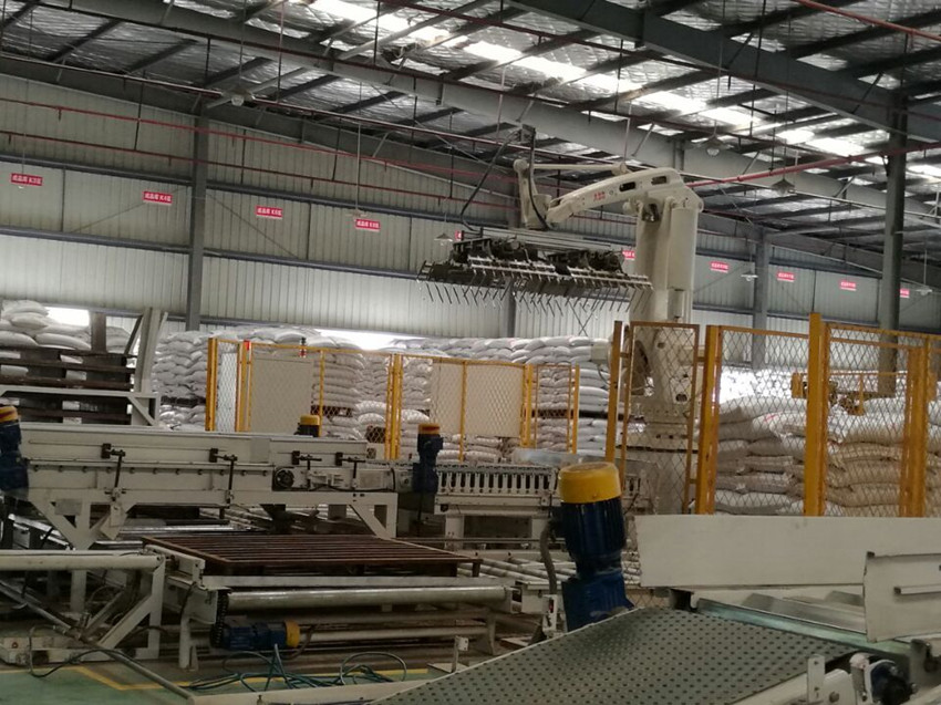 四轴自由度码垛机械手堆码机  百度搜索山东本森官网