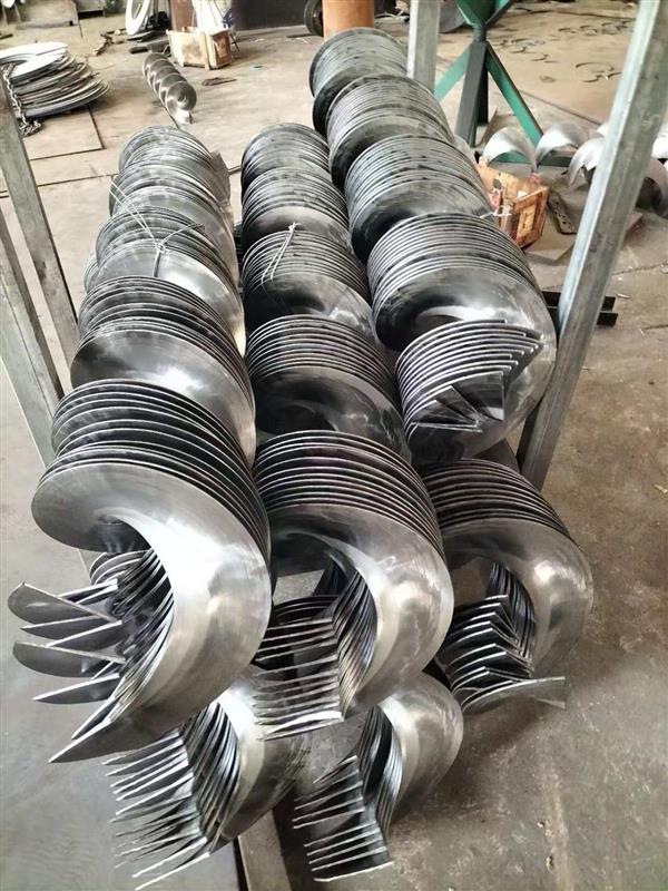 螺旋叶片在螺旋输送机占据什么位置？