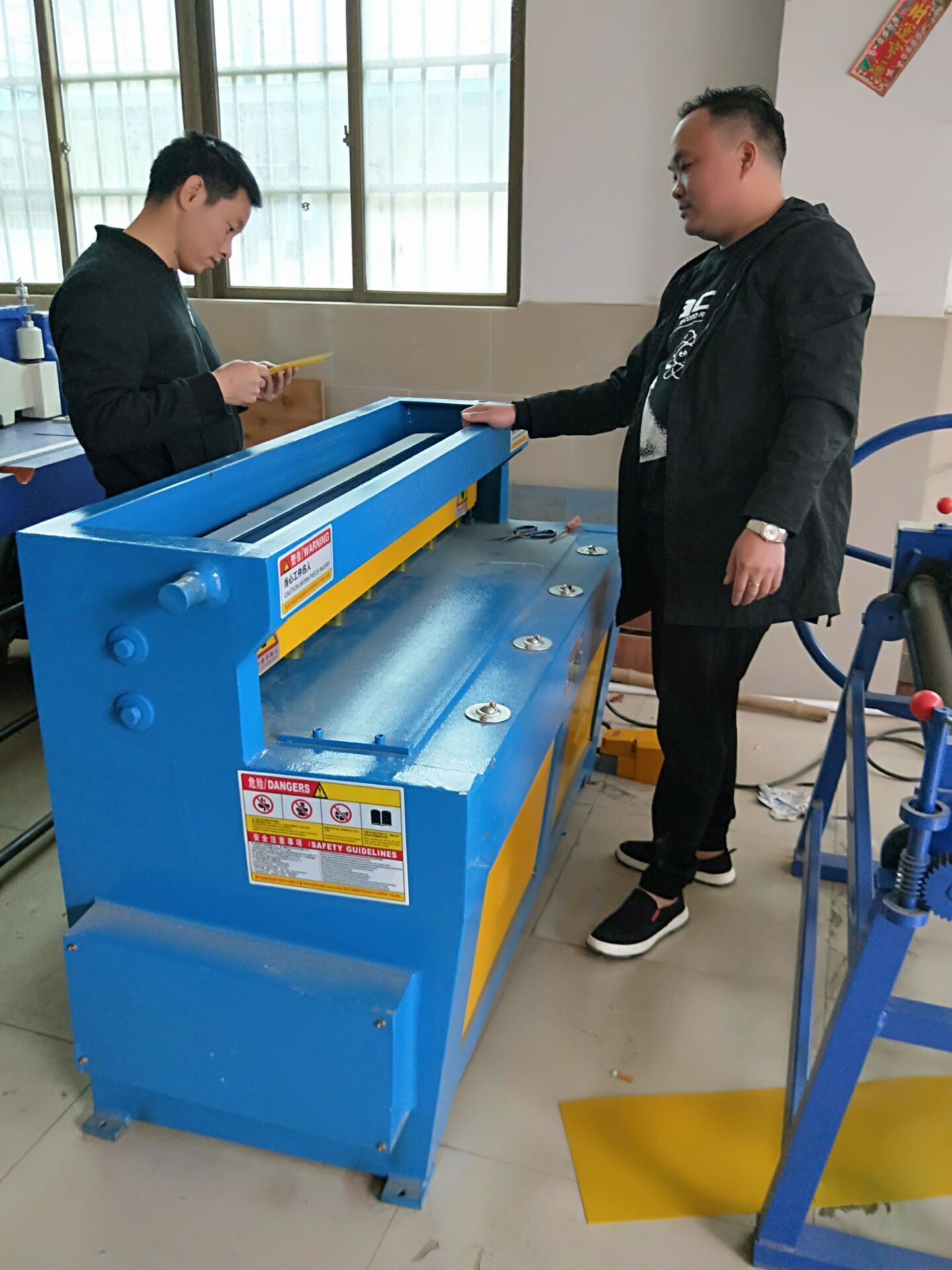 东方电动卷板机   2*1300节能剪板机