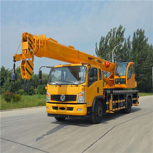 东风底盘16吨吊车