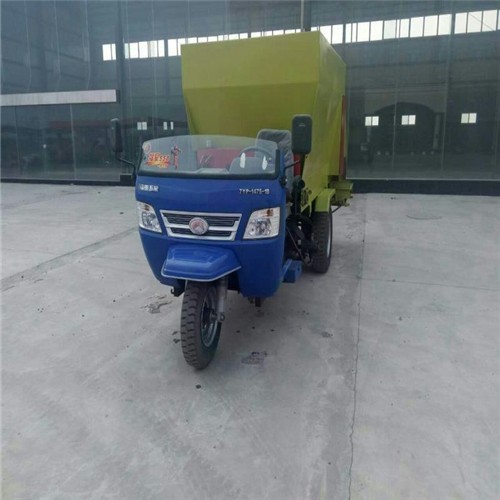 电动牛场投料机 4立方跑马场撒料车 快速无忧猪场喂料车