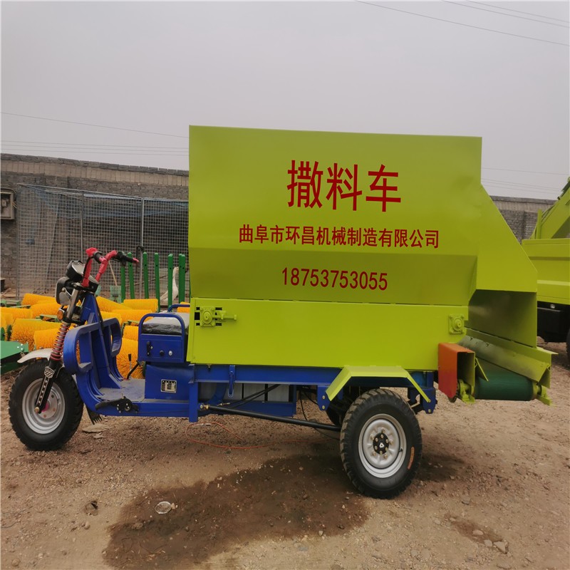 省时省力青贮饲料喂料车  柴油三轮大箱体撒料车
