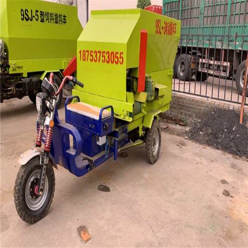 养殖场电动三轮自走式撒料车 牛羊全日粮投料机