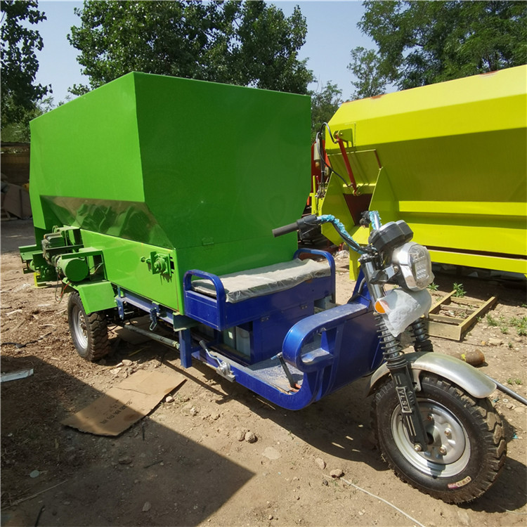 养殖场草料撒料车 自走式牛场草料投料车