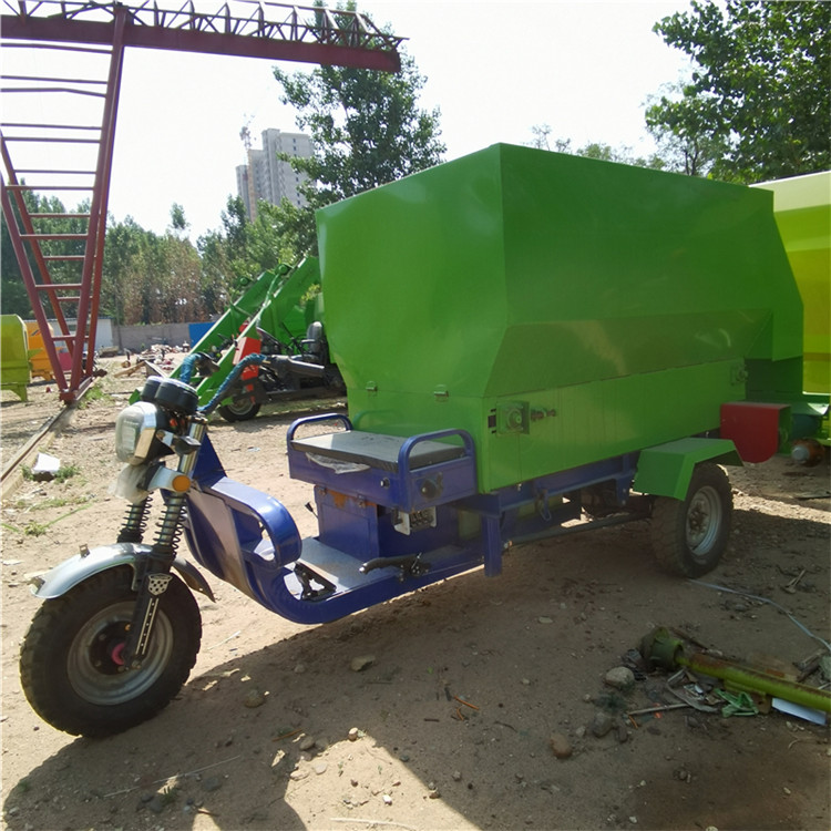电动三轮式牛场撒草车 稻草饲料双侧撒料车