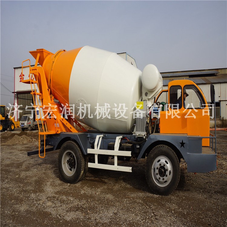 四轮四驱自上料搅拌机  混凝土自动上料搅拌机  全自动搅拌车发往云南一台
