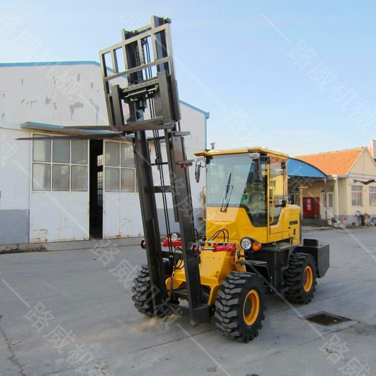 厂家热卖一体越野式山地叉车 多功能装卸自动挡越野叉车