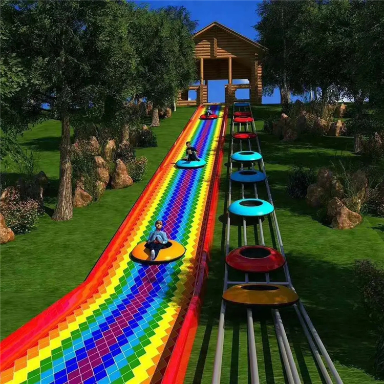五彩缤纷的七彩滑道 新型滑梯四季可玩亲子游乐项目颜值高又好玩