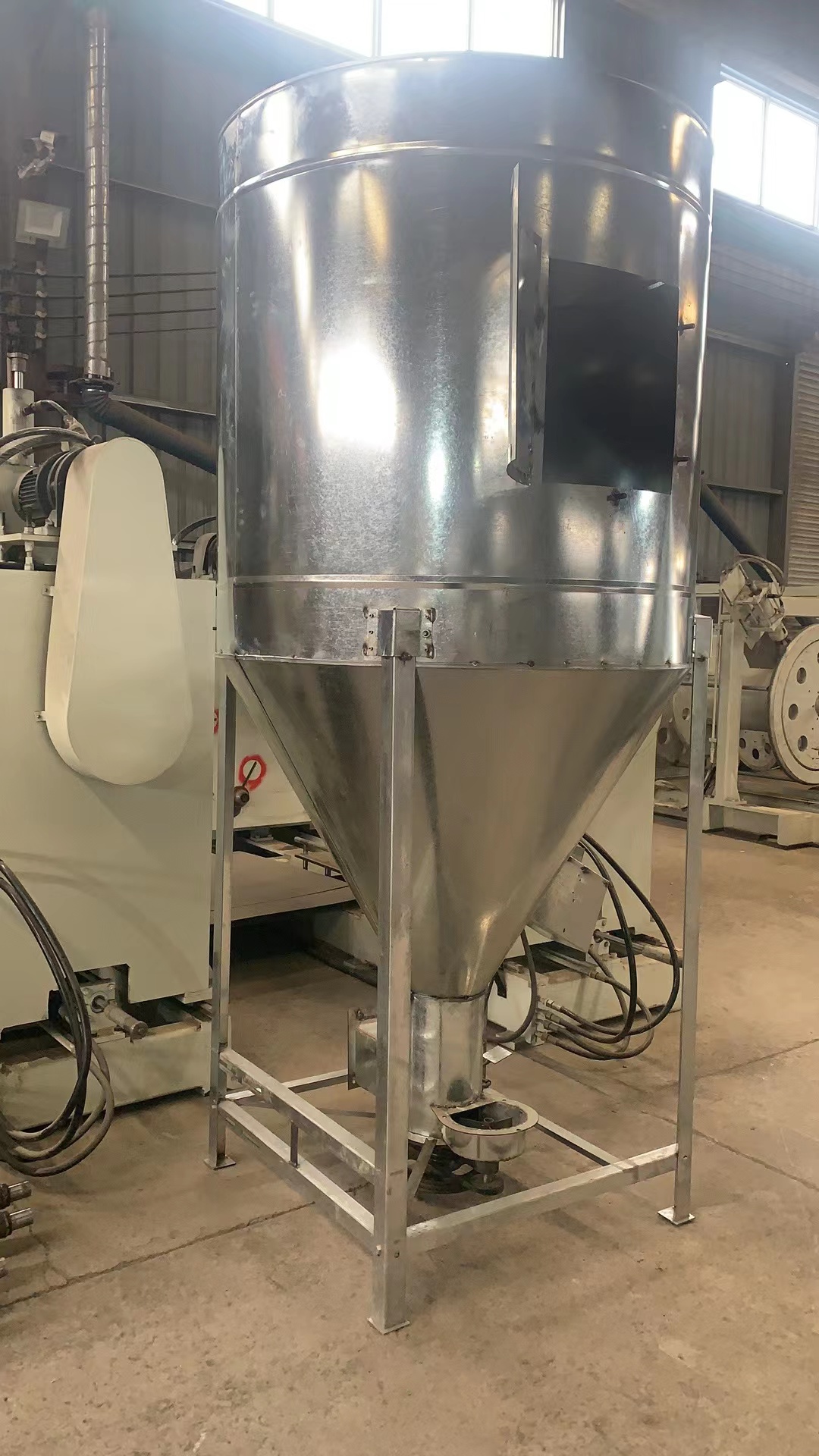 饲料粉碎搅拌一体机 猪场养殖场饲料混合机 立式玉米大豆粉碎搅拌机