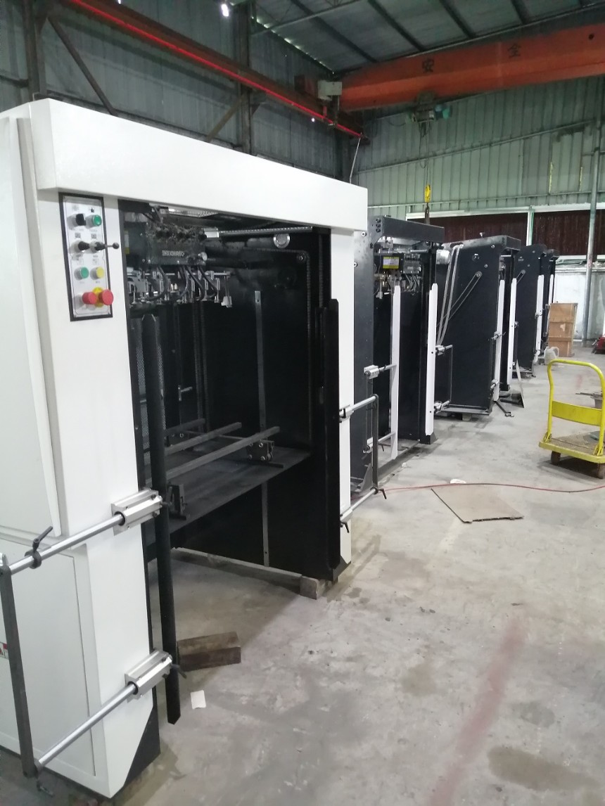 30-50万全自动烫金机的生厂厂家，价格便宜，操作简单，功能齐全！