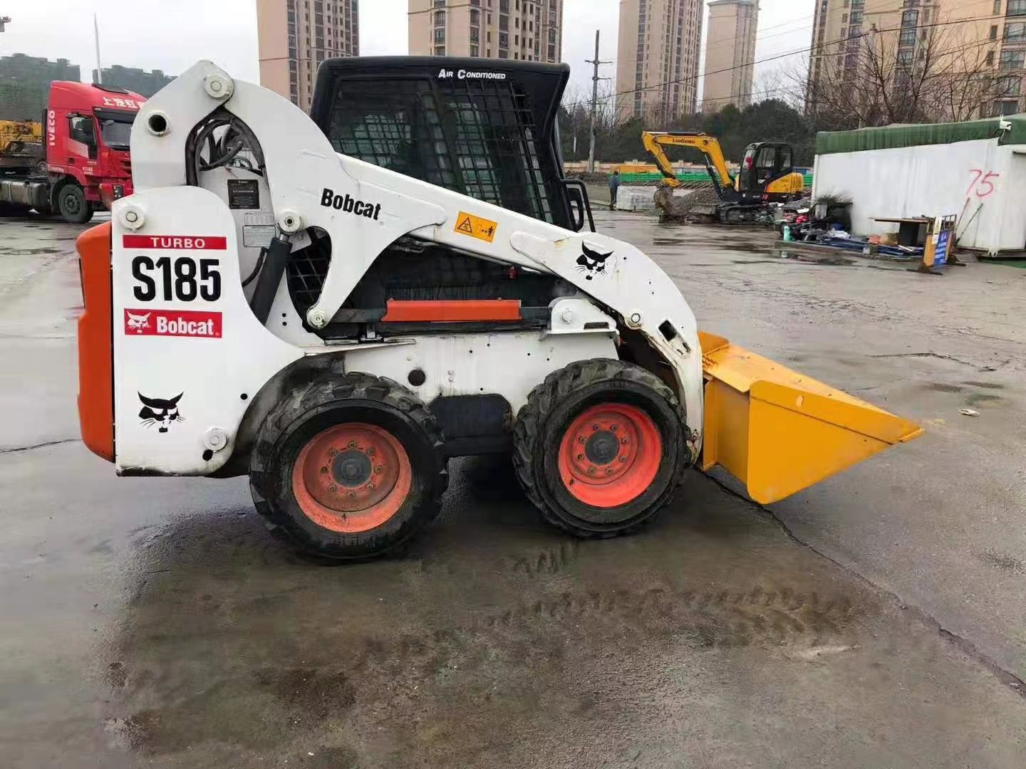 经济实惠型原装进口山猫s185大流量滑移装载机，四驱小铲车，清扫机，多功能车